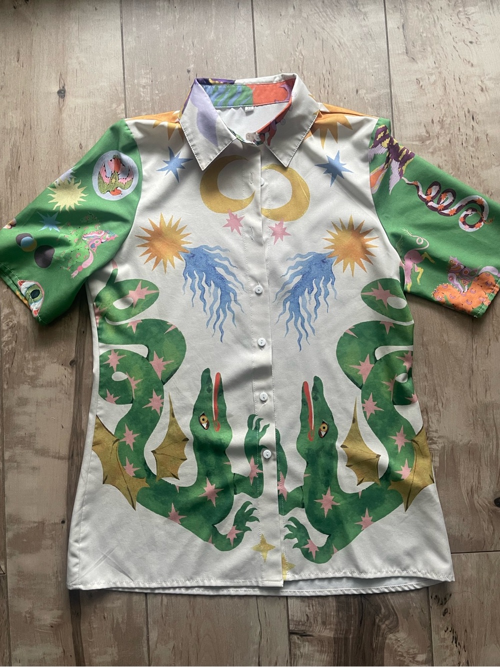 Short Sleeve Mythical Printed Button-Up Shirt - Green & White
